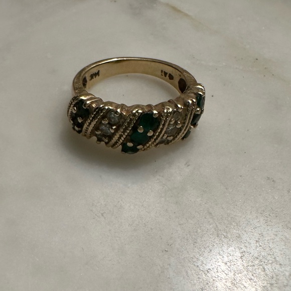 Beautiful Vintage Facetted cut Emerald and Diamond Ring in 14 ct. Yellow gold. - Picture 4 of 5